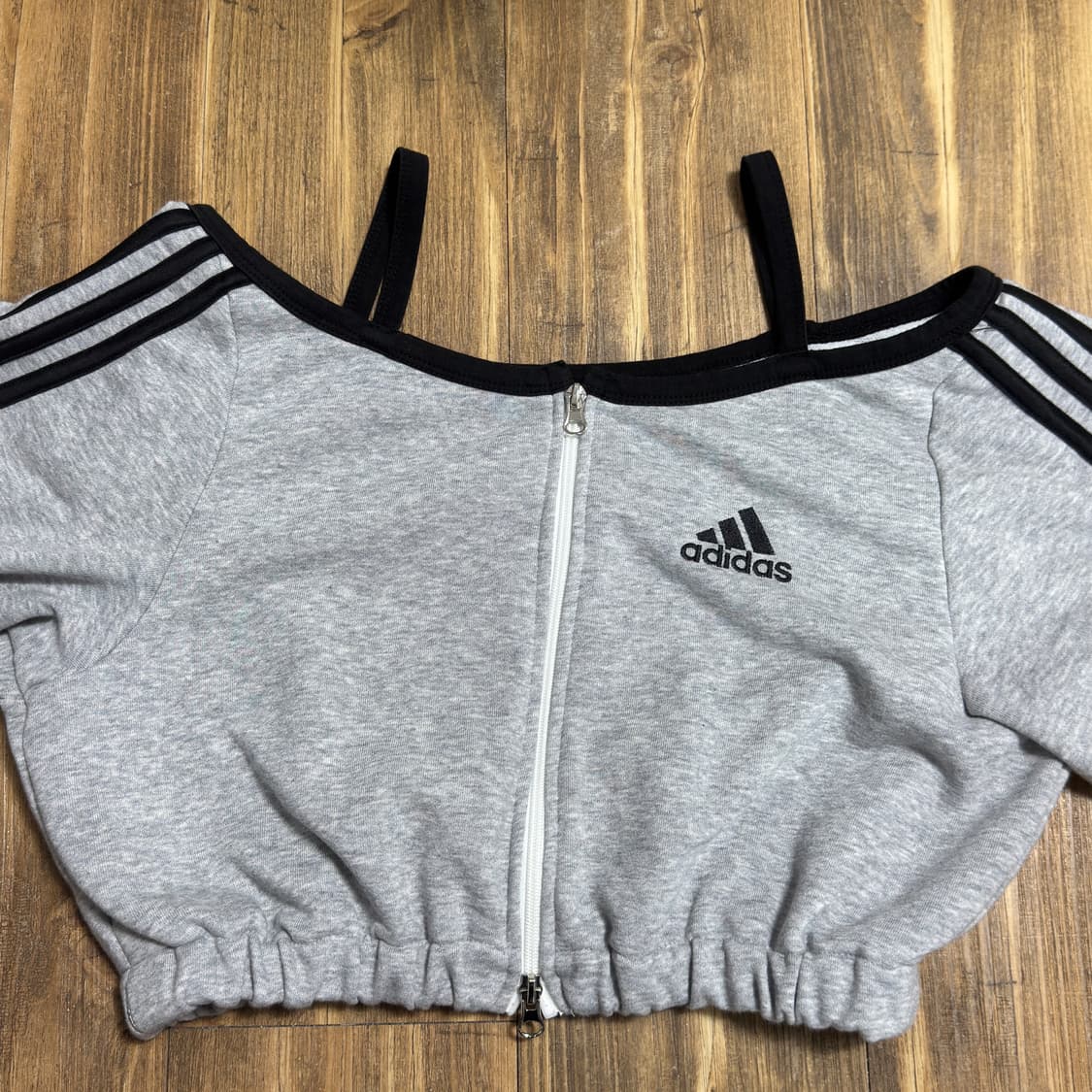 아디다스 커스텀 오프숄더 크롭 집업 상품이미지3