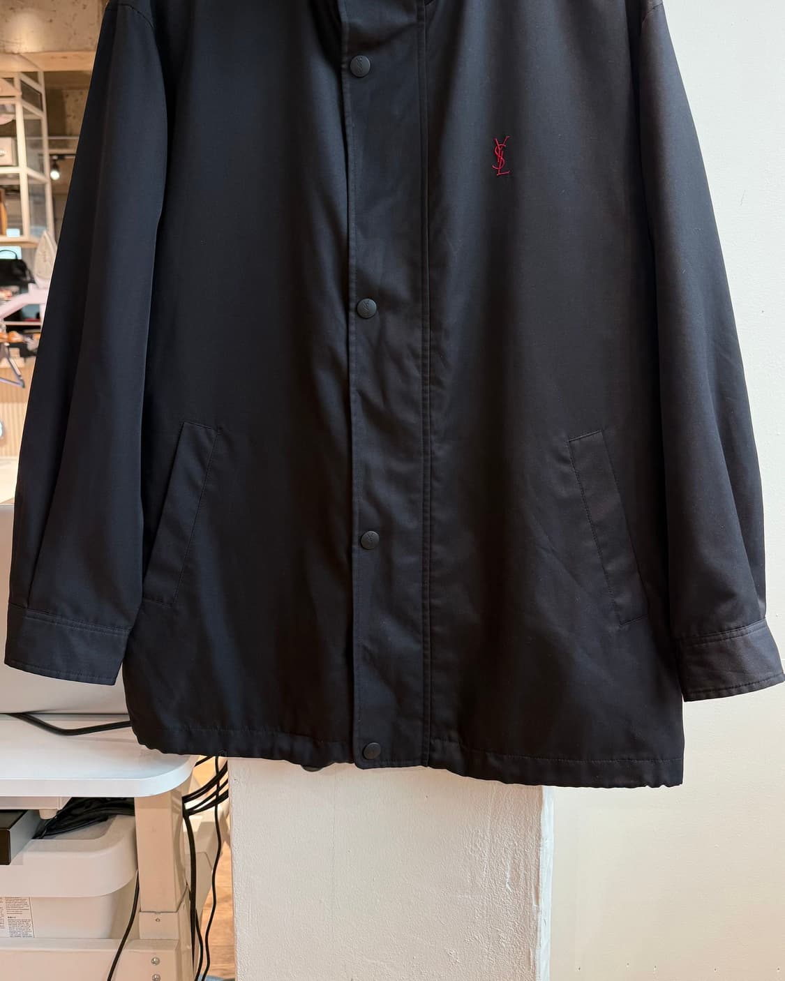 입생로랑 블랙 자수로고 폴리쉘 자켓  상품이미지6