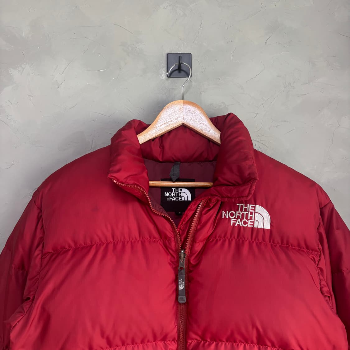 노스페이스 700 눕시 구스다운 패딩 버건디 레드 상품이미지2