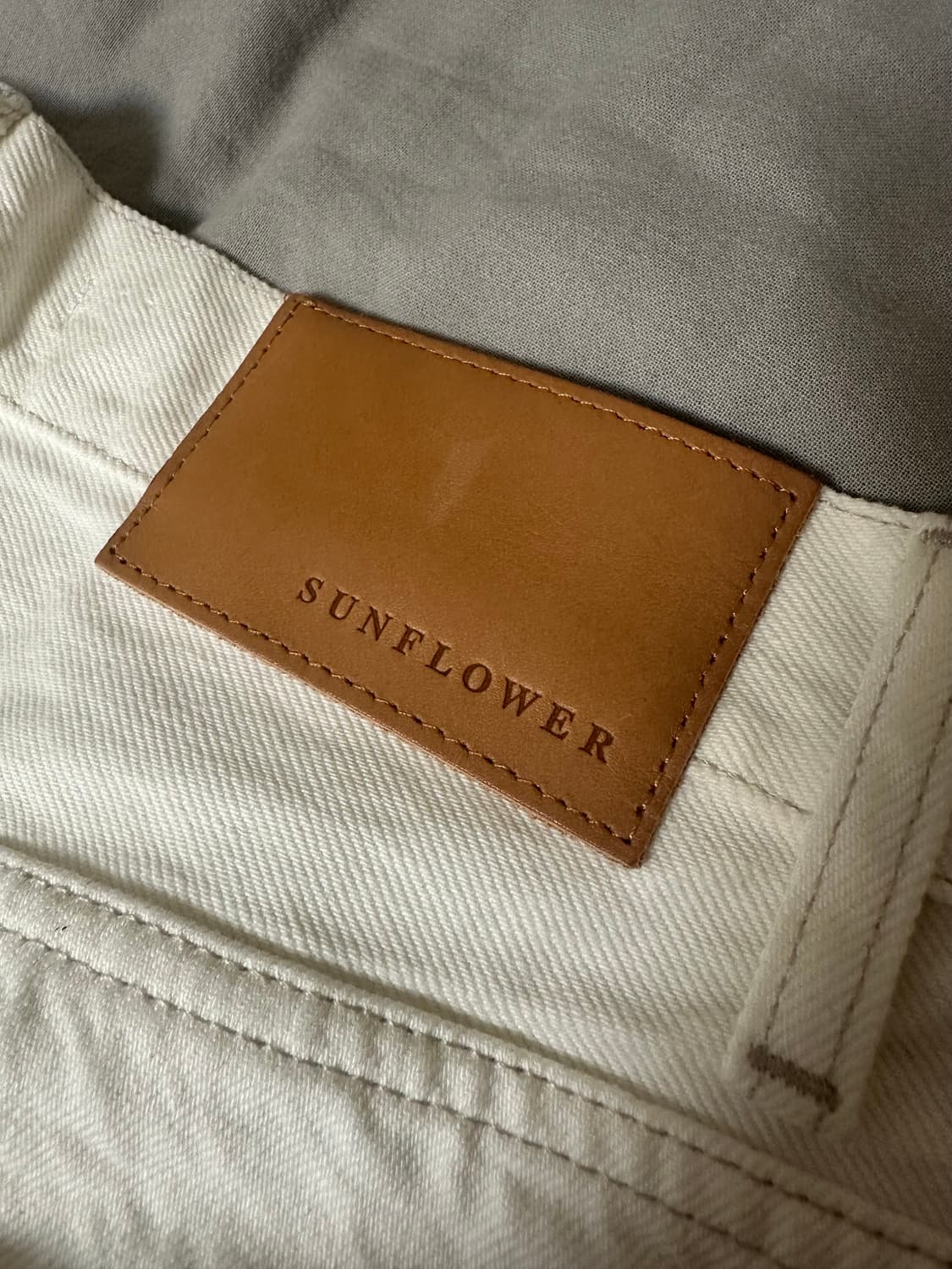 [32] 선플라워 와이드 트위스트 데님 빈티지 화이트 상품이미지5