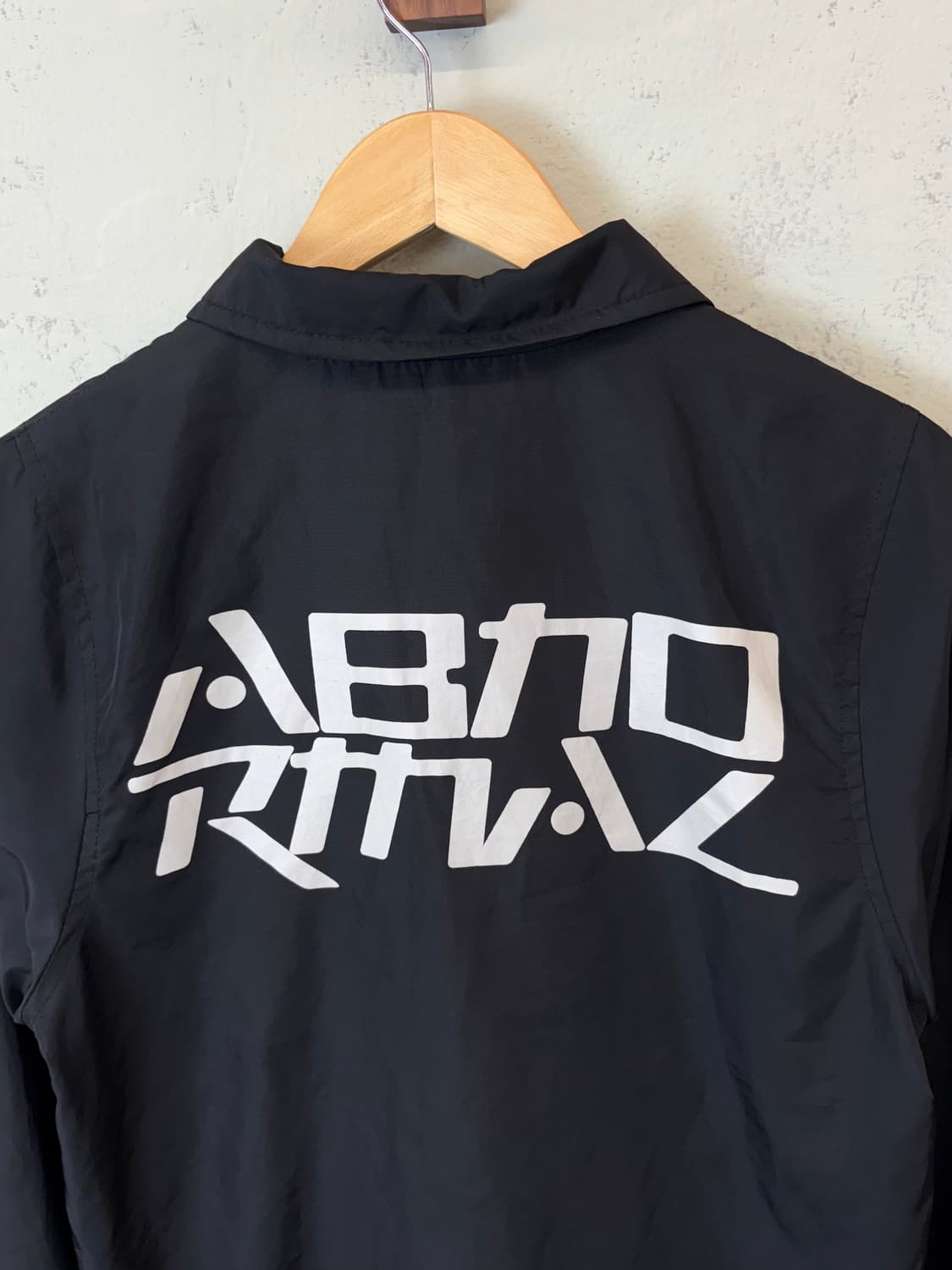 앱놀머씽 빅로고 코치자켓 블랙 상품이미지3