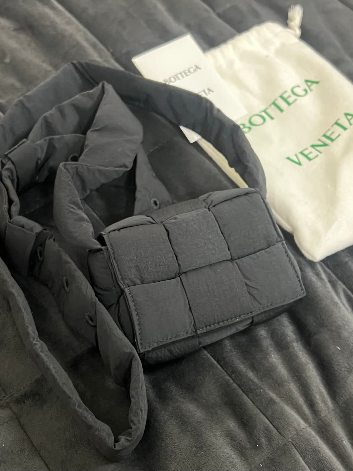보테가베네타 미니 패딩 테크 카세트백 상품이미지1