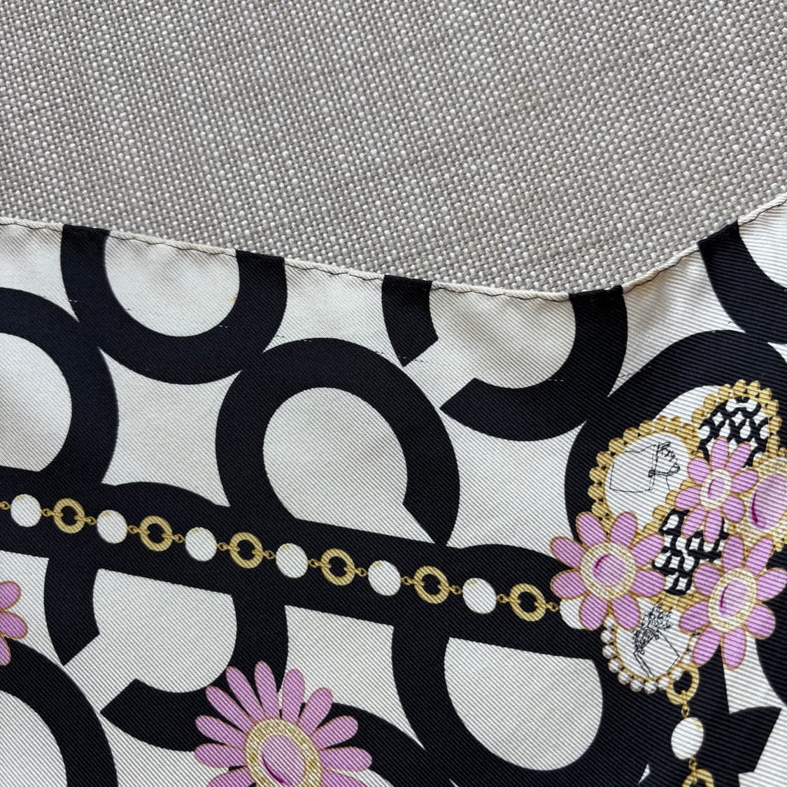 코치 시그니처 패턴 블랙/화이트 플라워 실크 스카프 상품이미지8