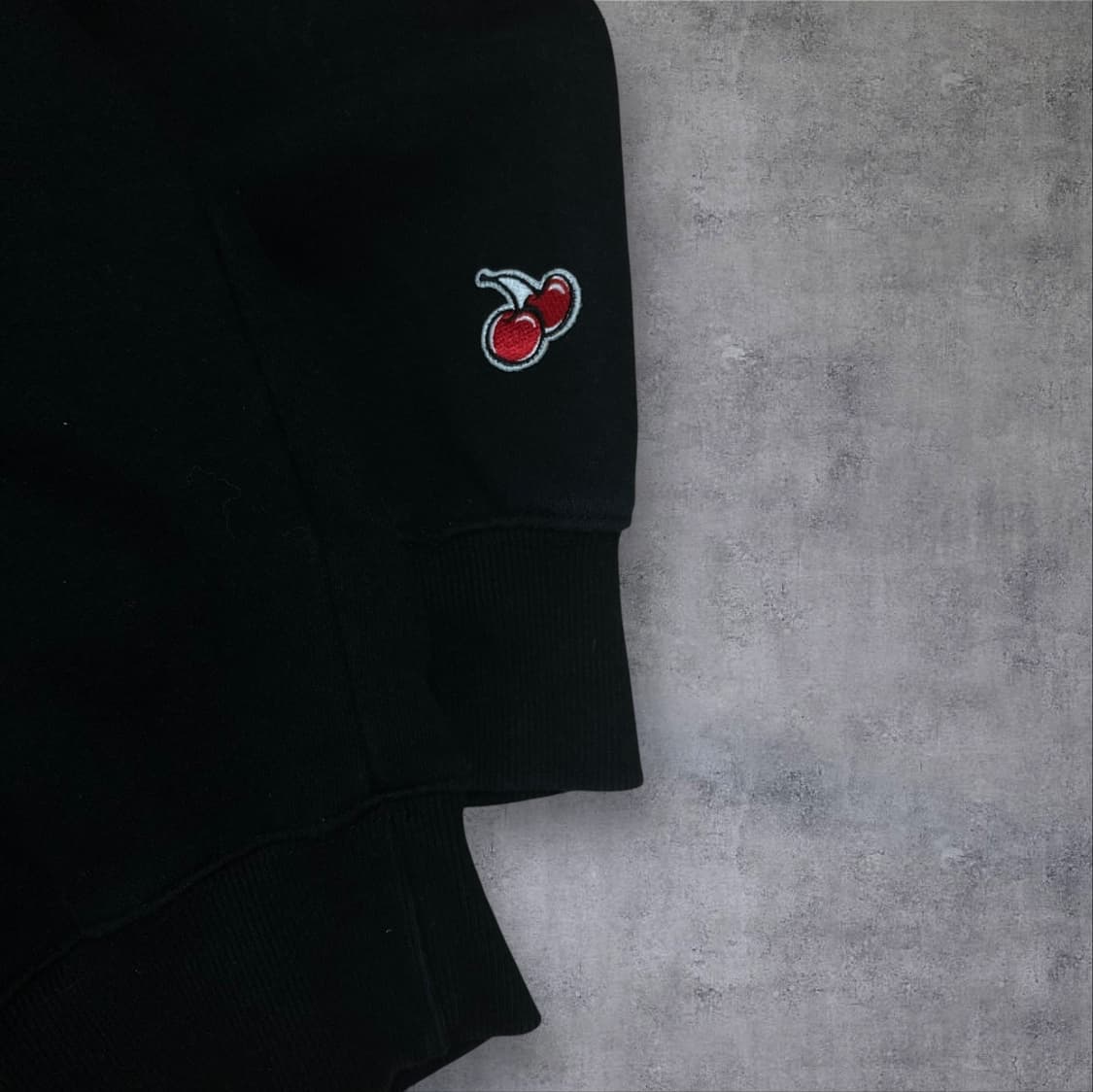 키르시 스펠아웃 빅로고 블랙 맨투맨 상품이미지2