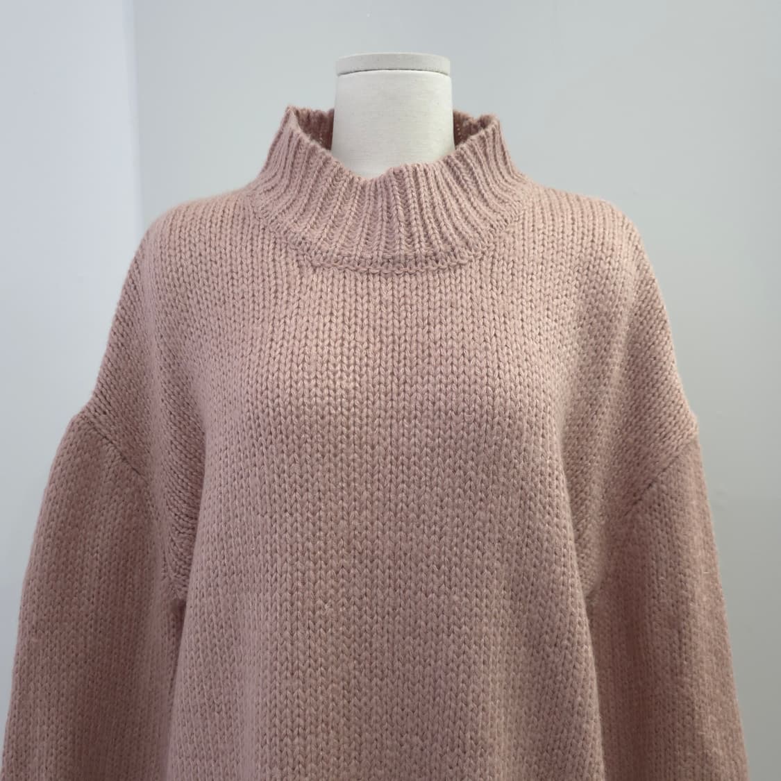 핑크 오픈백 하이넥 루즈핏 니트 상품이미지4