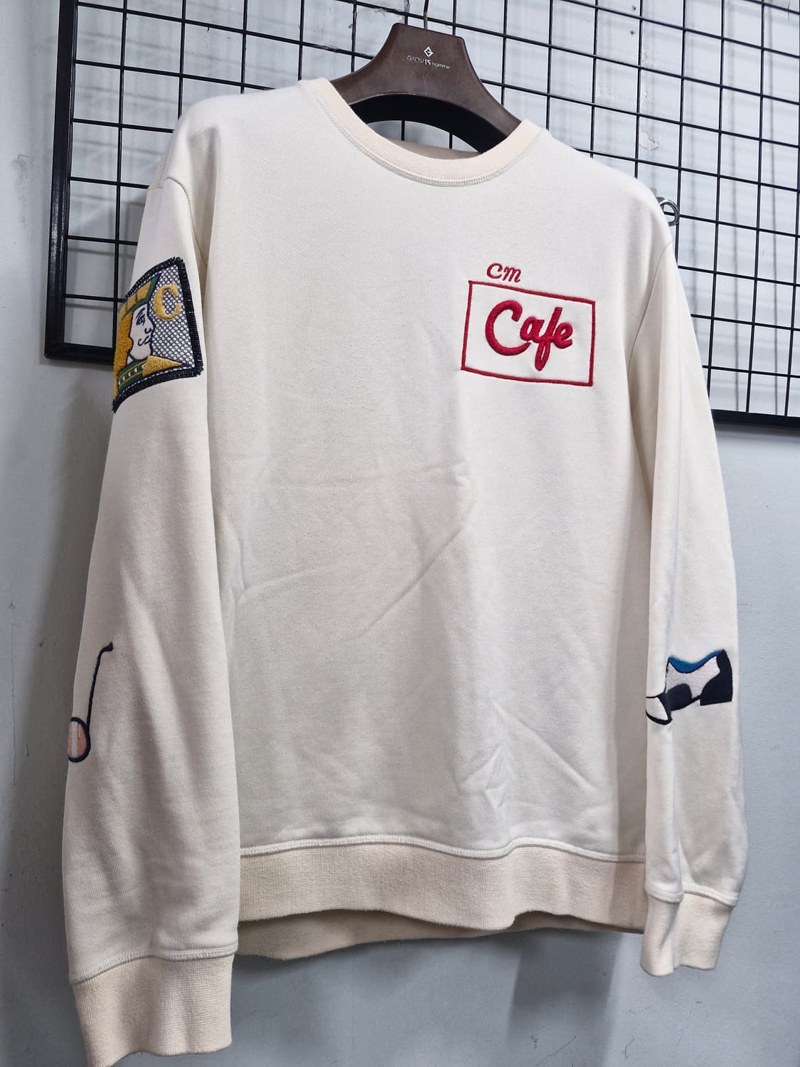 105XL 커스텀멜로우 (코오롱) 카페 자수 패치 맨투맨. 상품이미지2