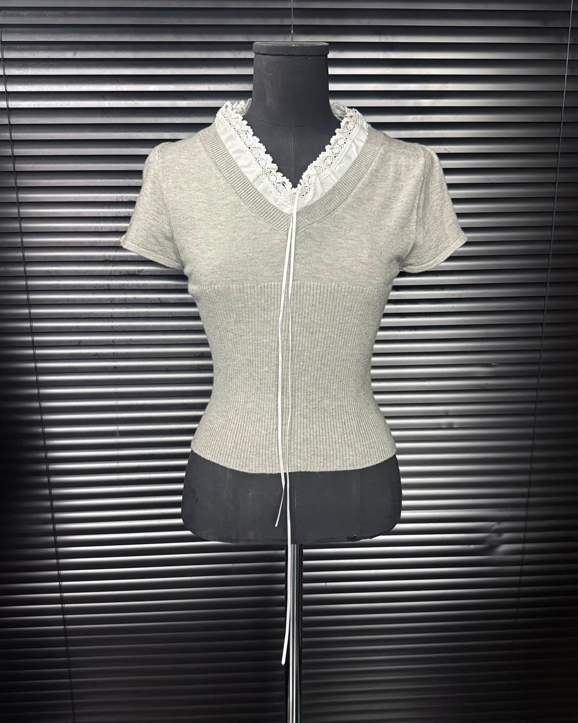 The Hands 브이넥 레이스 끈 니트 반팔 회색 그레이 크롭 골지 상품이미지2