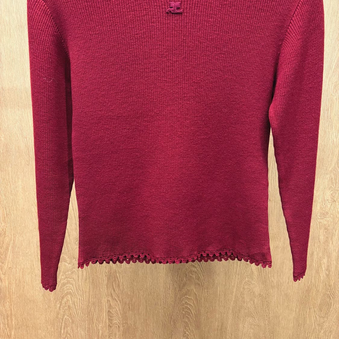 꾸레쥬 하프넥 골지 니트 로고 자수 패치 밑단 레이스 마감 디테일 레드 상품이미지5