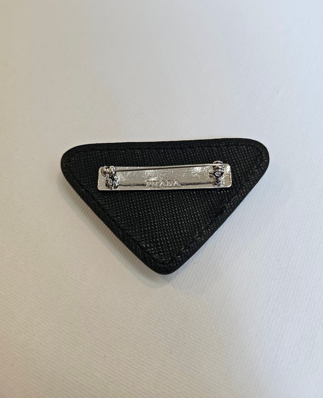 프라다 업사이클링 사피아노 삼각 브로치 (대) 상품이미지4