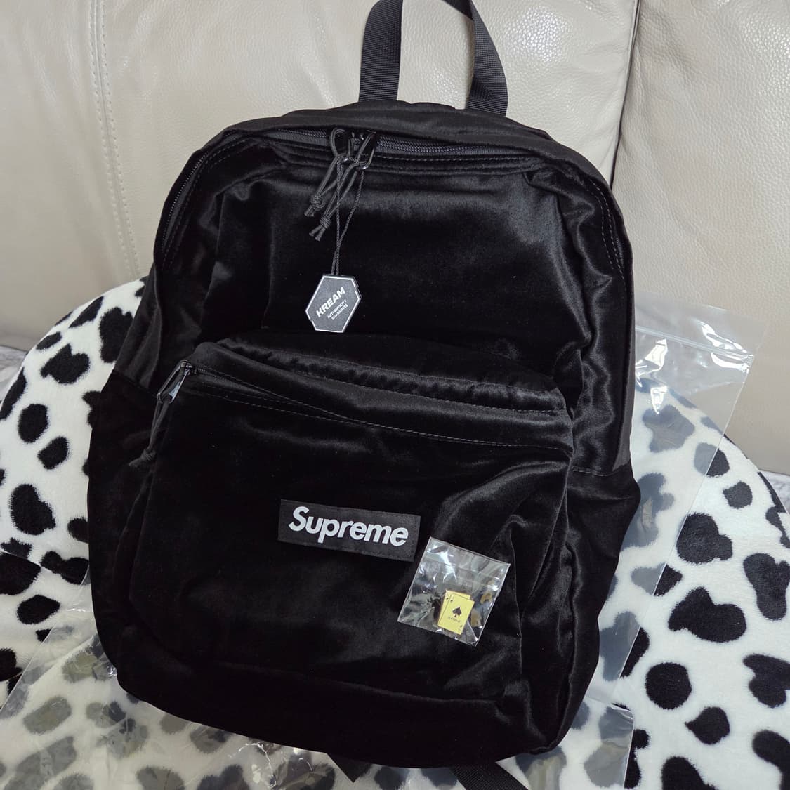 슈프림 벨벳 블랙 백팩 25 F/W 상품이미지1
