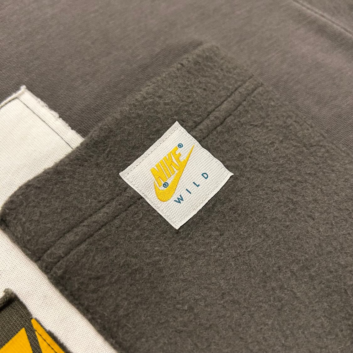 [2XL] 나이키 포켓 패치 맨투맨 챠콜브라운 B38 상품이미지3