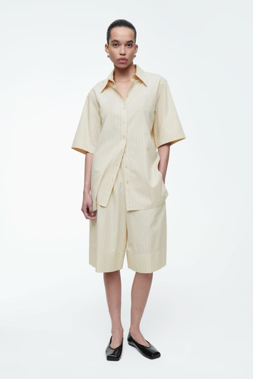 COS 코스 핀스트라이프드 니-레노스 쇼츠 크림(40) 상품이미지3