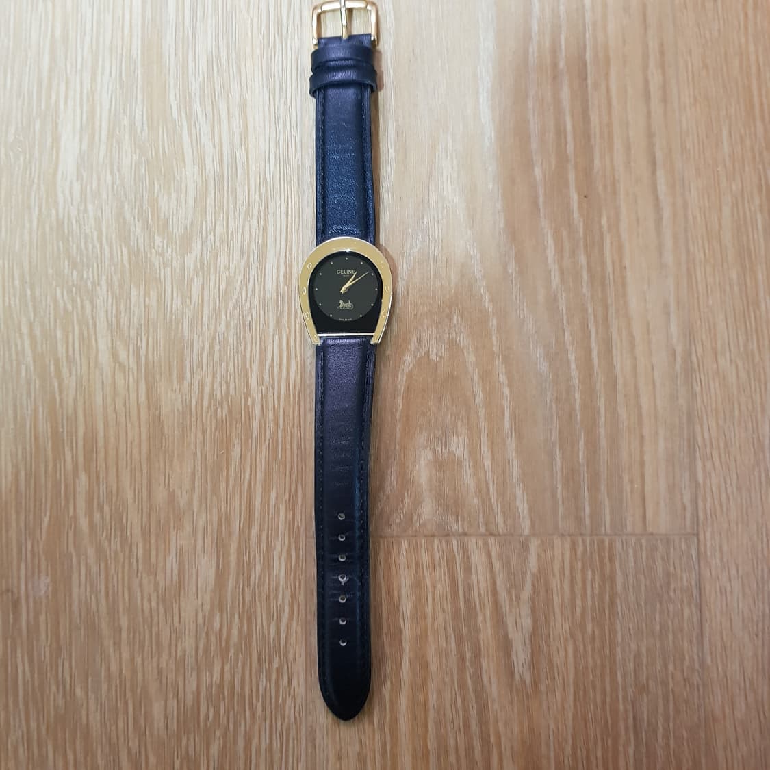 셀린느 레어템 말굽시계 팝니다 블랙다이얼 상품이미지4