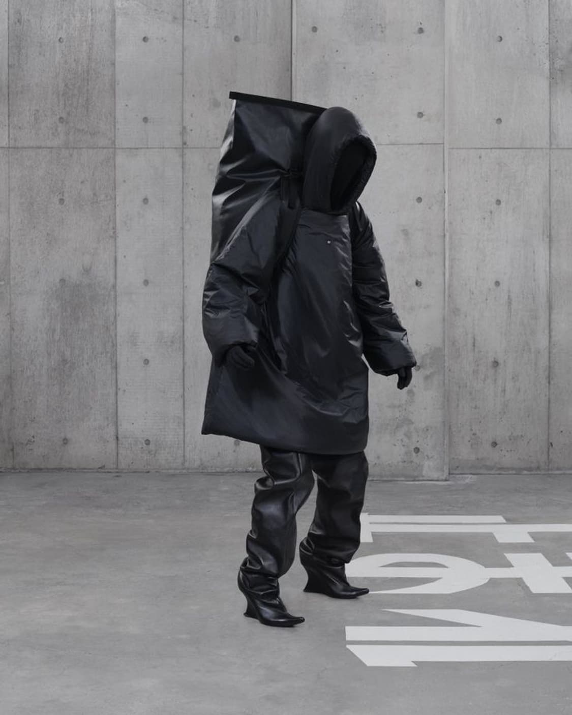 이지 갭(Yeezy Gap) 발렌시아가 콜라보 오버핏 블랙 롱패딩 자켓 상품이미지5