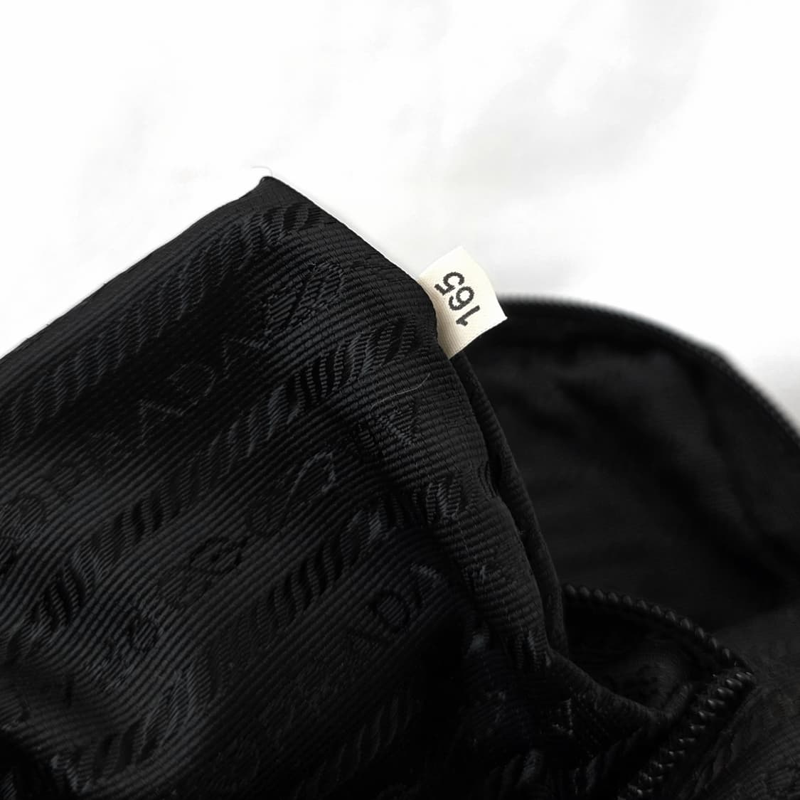 [정품 PRADA] 프라다 포코노 나일론 폴딩 크로스백 남녀공용 상품이미지9