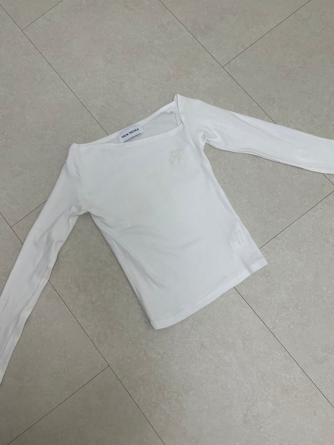 닉앤니콜-오프숄더 티셔츠 상품이미지2