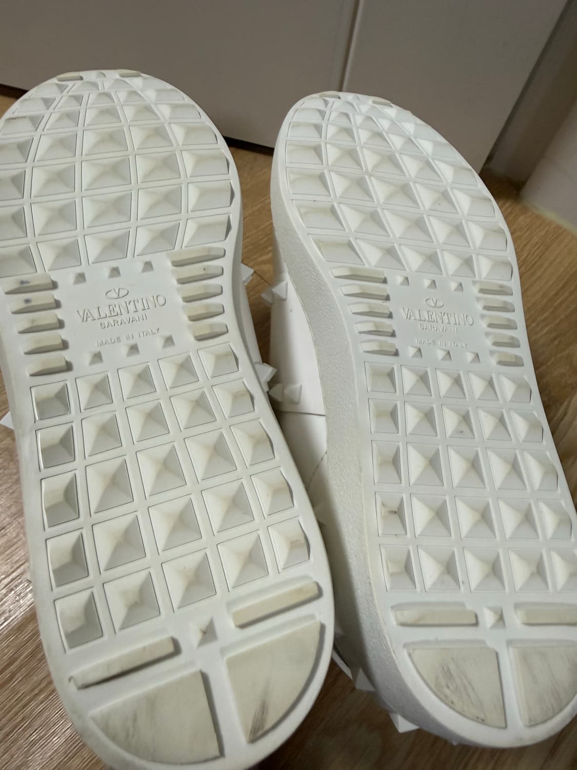 발렌티노 락스터드 언타이틀드 스니커즈 41 상품이미지8