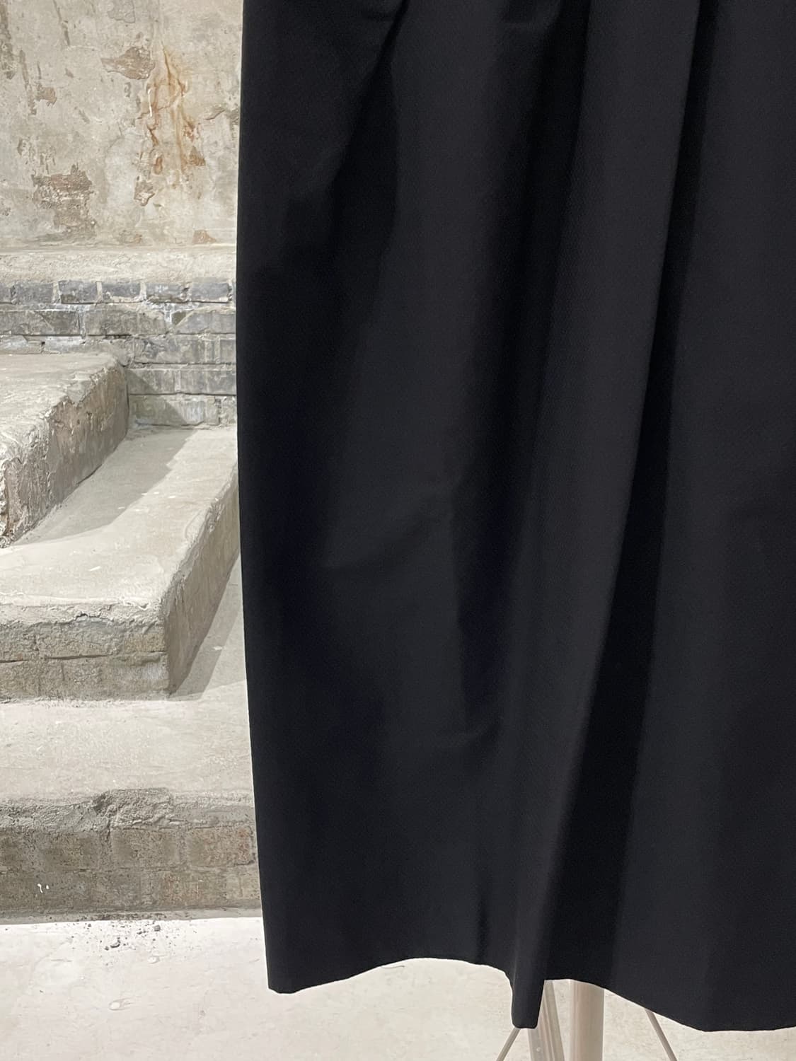 드리스 반 노튼 블랙 비즈 핀턱 슬리브리스 롱 원피스 상품이미지4