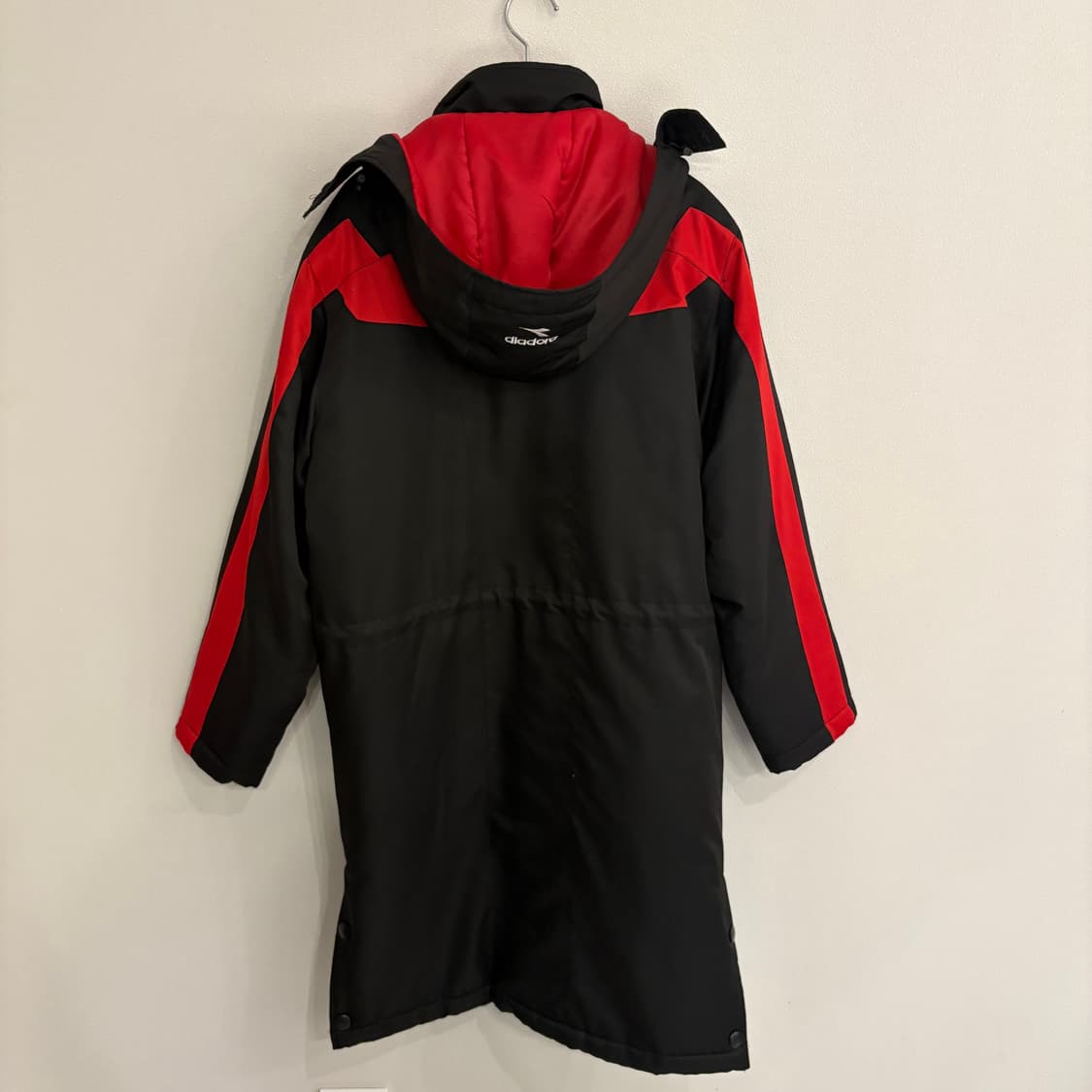 디아도라 블랙/레드 벤치 코트 90~95 상품이미지6