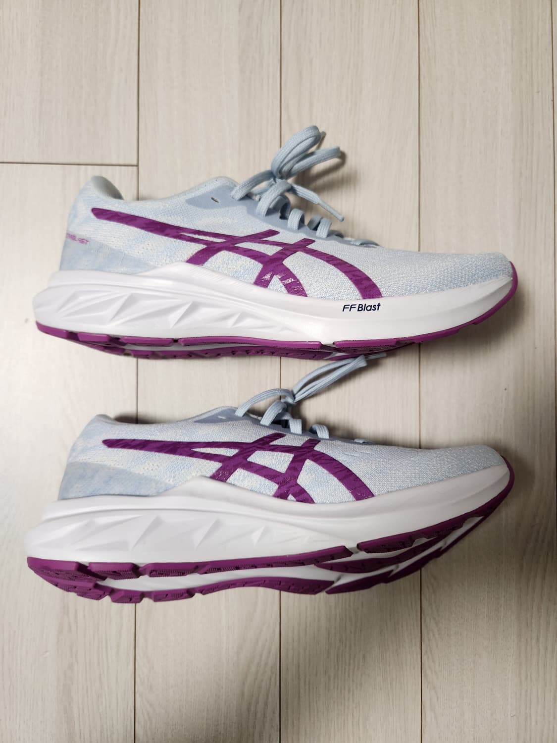 새상품급)아식스 운동화 우먼 다이나블라스트3 러닝화 사이즈250

여성용 상품이미지7