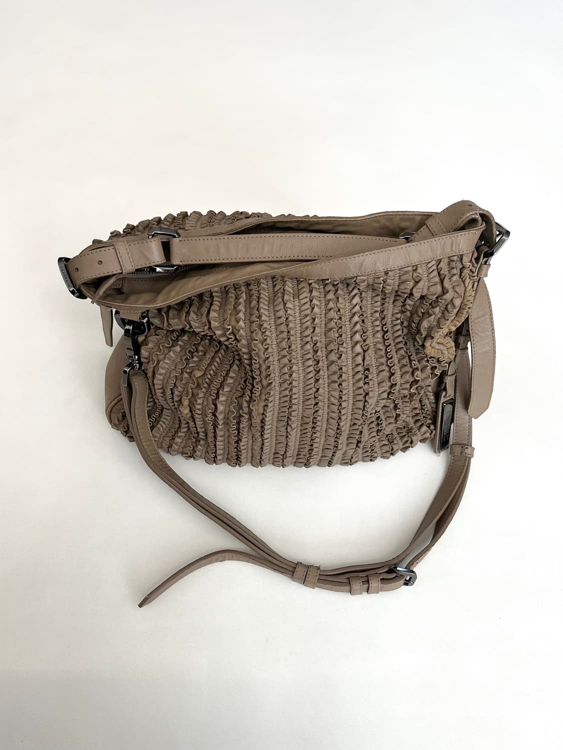 버버리 프로섬 아카이브 플라워 셔링 레더백 상품이미지5