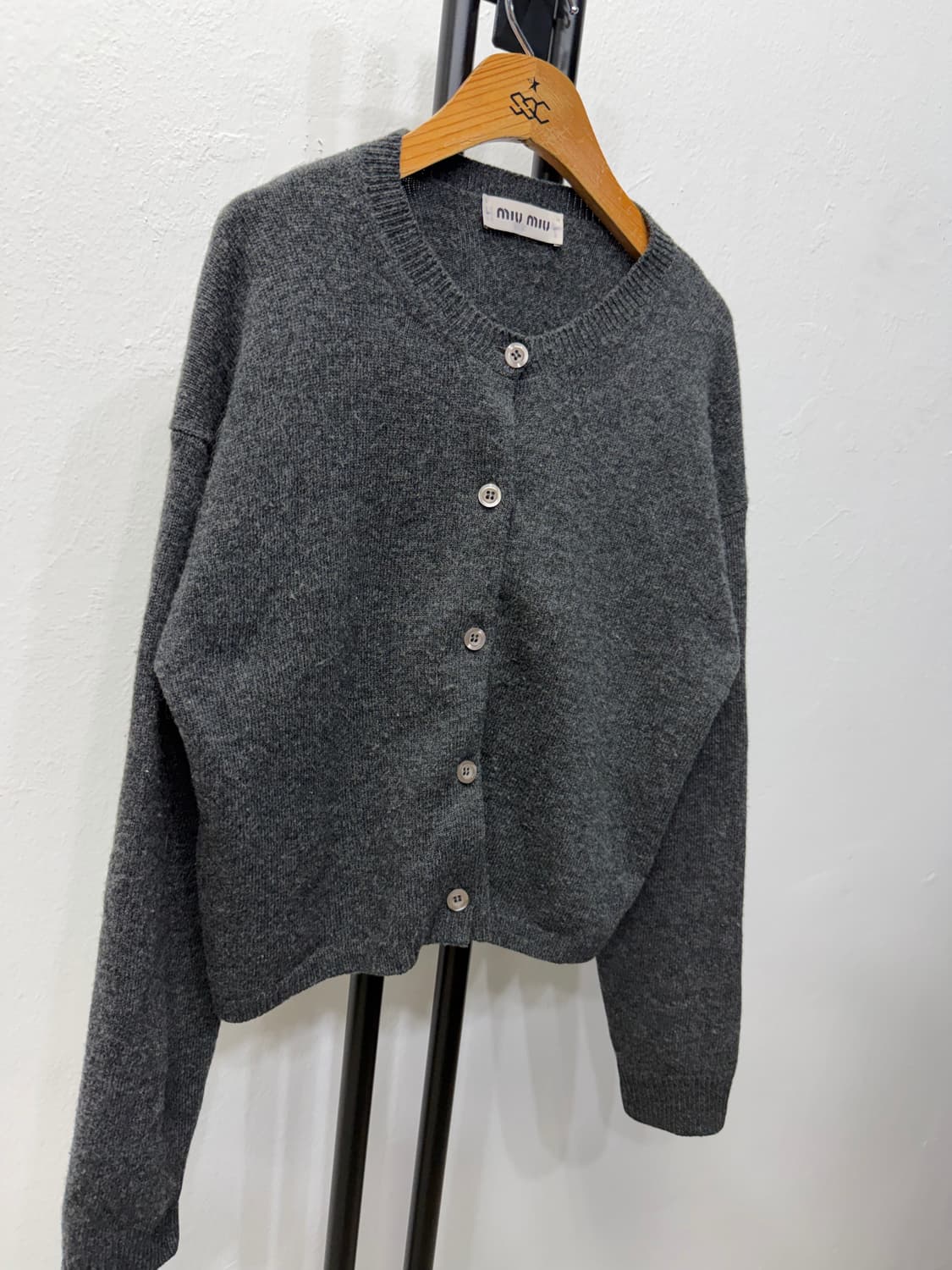 정품) 미우미우 신형 여성 백로고 그레이 가디건 40 상품이미지2