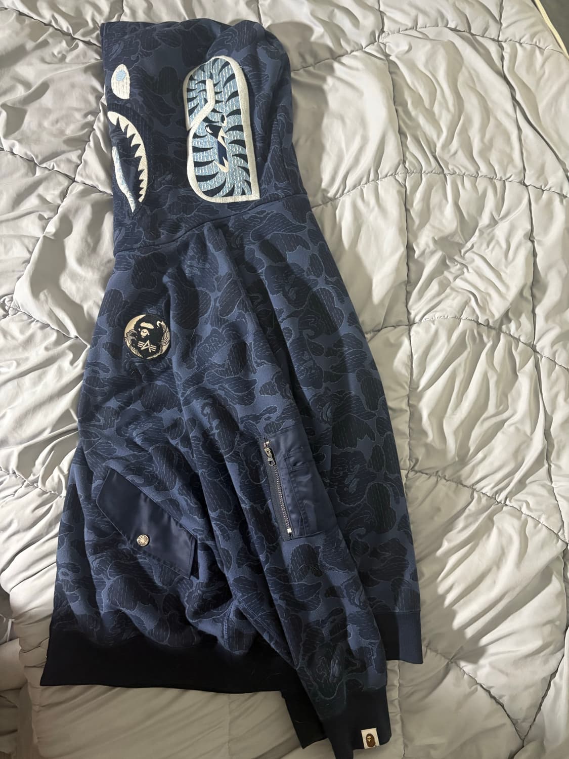 베이프 x 알파 인더스트리 샤크 풀 집 후드 네이비 판매합니다 상품이미지4