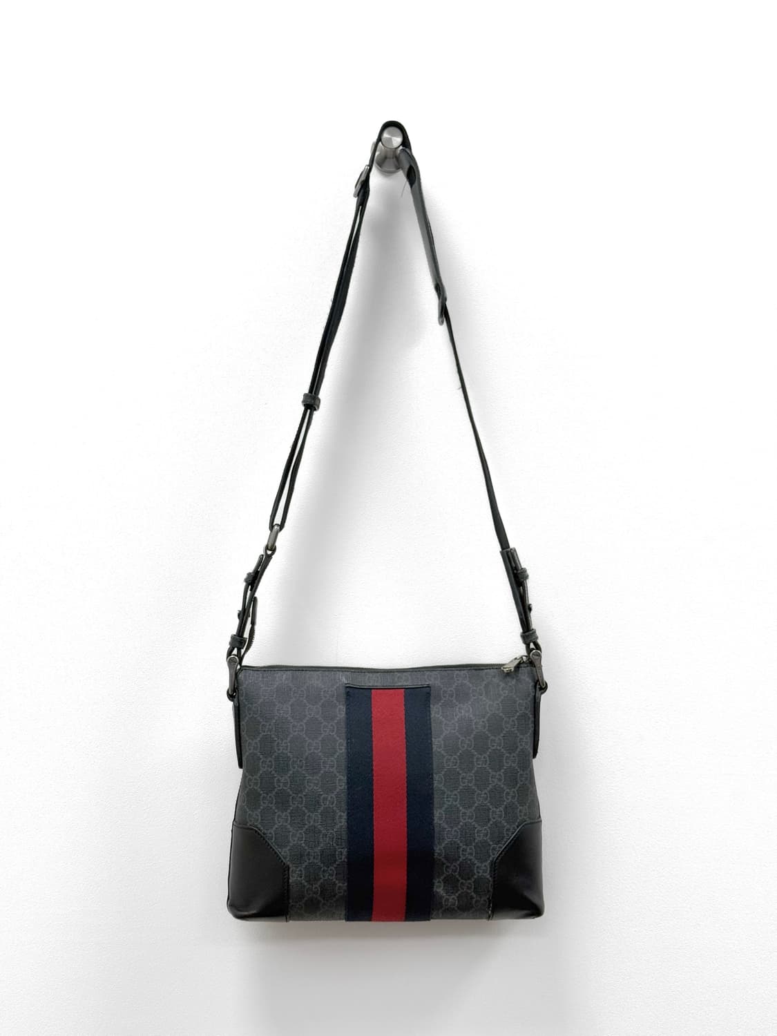 Gucci GG Supreme Crossbody Bag 상품이미지3