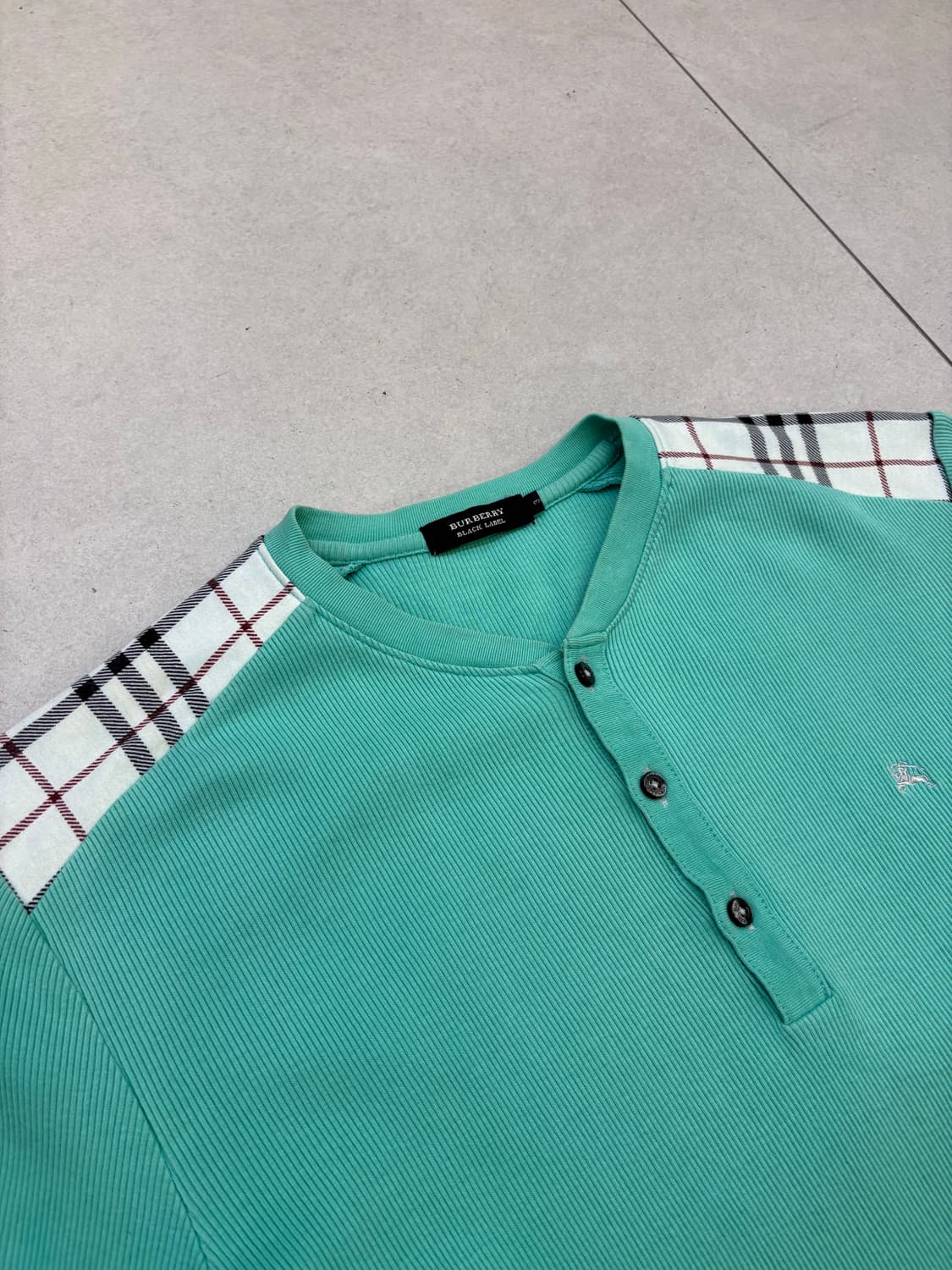 버버리 블랙라벨 헨리넥 숄더체크패턴 롱슬리브 상품이미지4