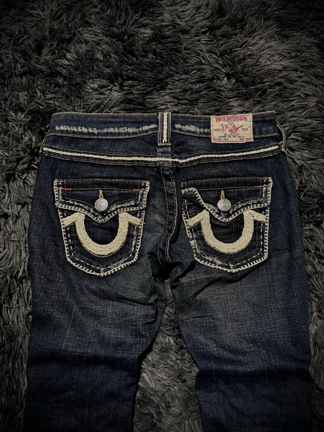 True Religion 화이트 스티치 백 포켓 디테일 부츠컷 데님팬츠 상품이미지6