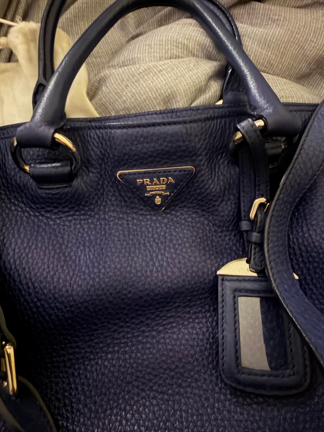 프라다 네이비 레더 토트백 상품이미지2