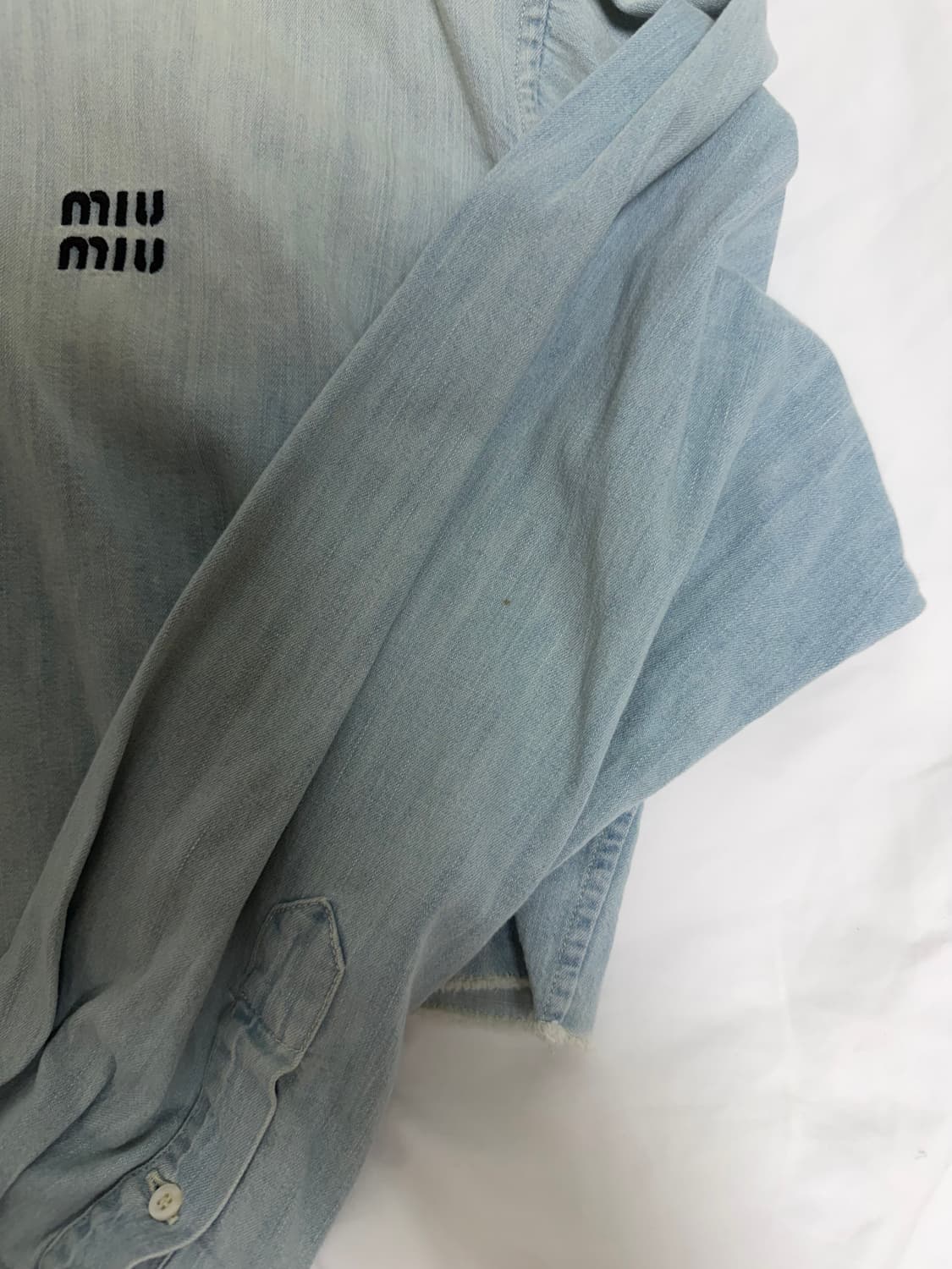 미우미우 크롭 샴브레이 셔츠 42 (라이트블루) 상품이미지3