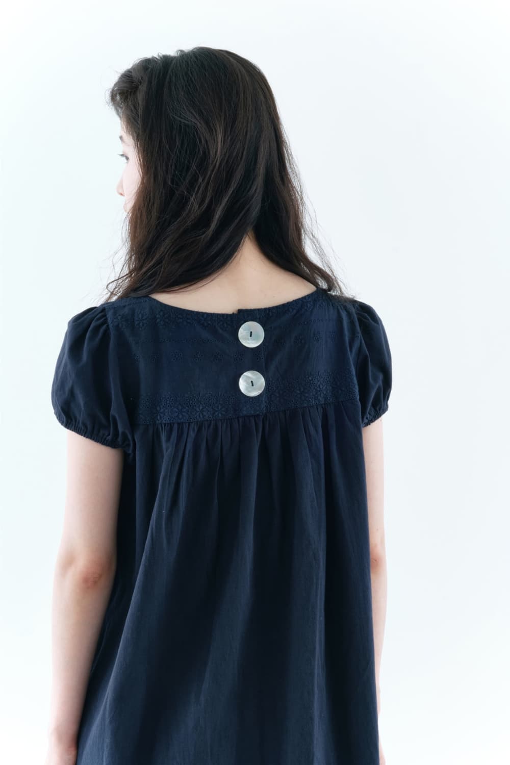 나비버스 EYELET MEMO DRESS IN NAVY 상품이미지3