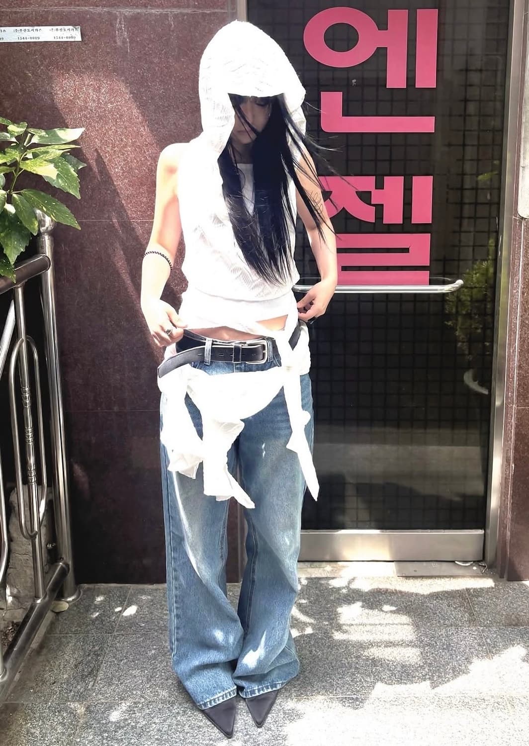 공일공사 백리스 홀터 후디 화이트 슬리브리스 상품이미지3