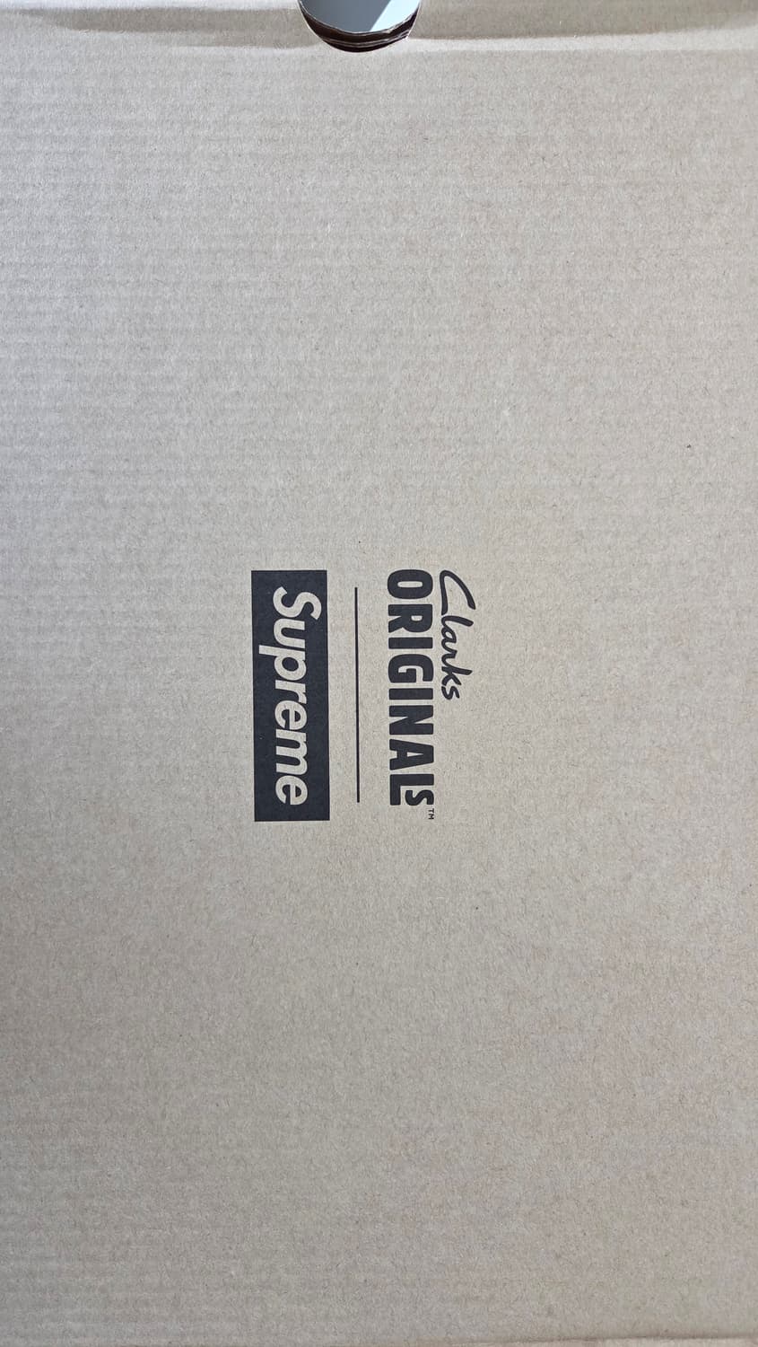 클락스 x 슈프림 페이턴트 레더 왈라비 크림 상품이미지6