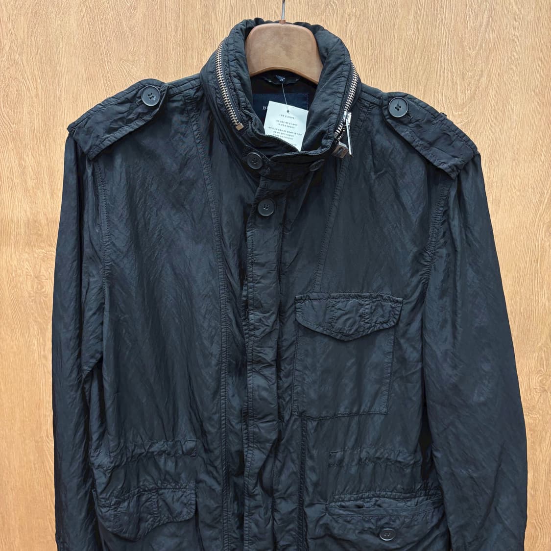 버버리 런던 하이넥 라이트 야상 자켓 어깨 견장 스트링 디테일 블랙 상품이미지4