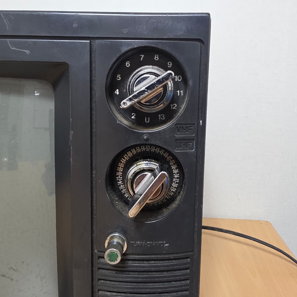 1990년 14인치 골드스타 블랙 브라운관 TV 빈티지 상품이미지3