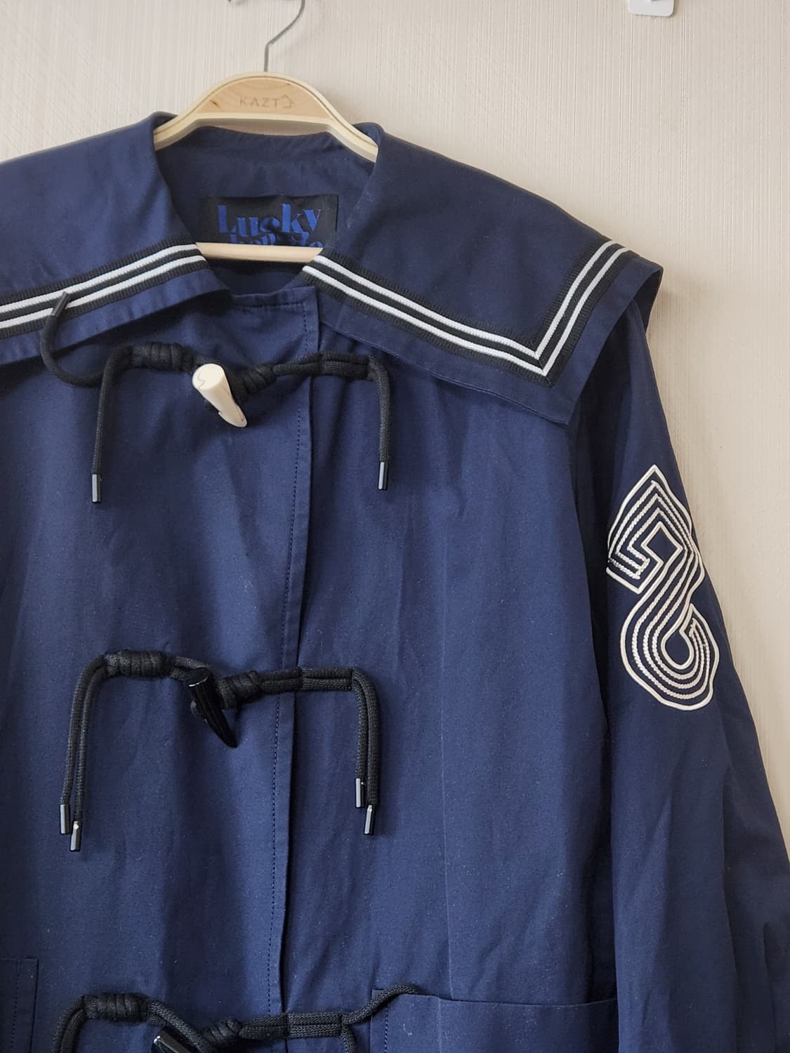 럭키슈에뜨 토글 세일러카라 하프 트렌치자켓 상품이미지5