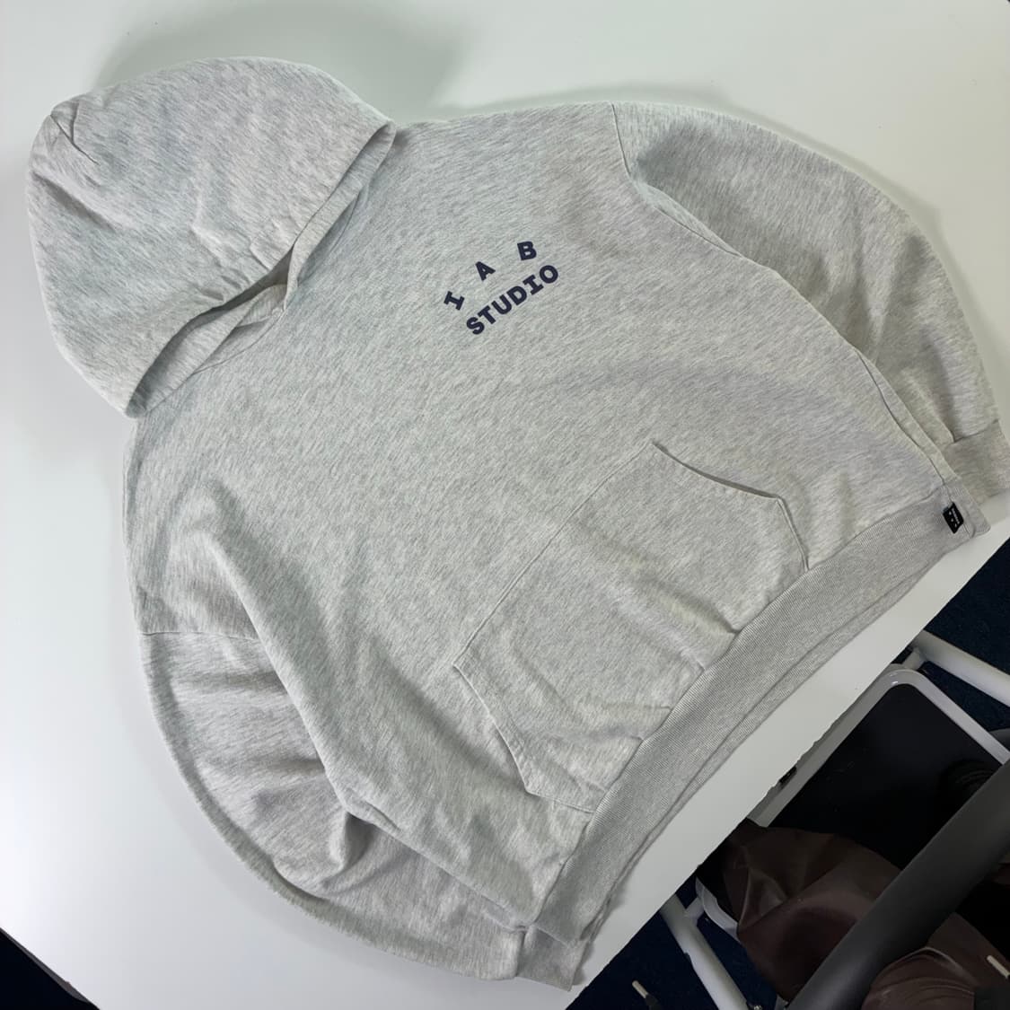 IAB studio  아이앱 스튜디오 로고 그레이 후드티  상품이미지2