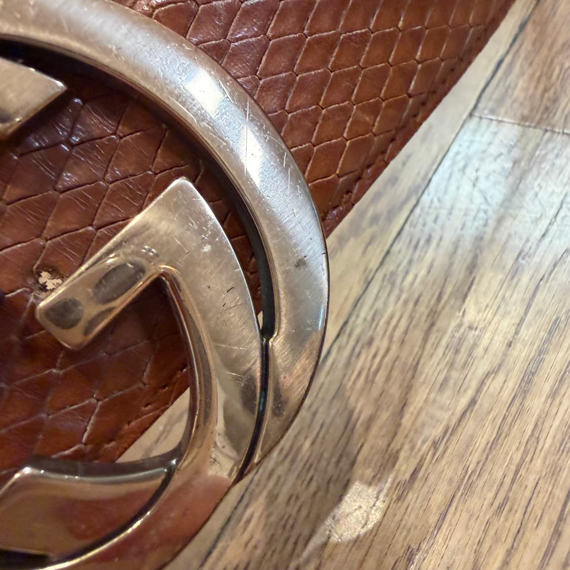 구찌 브라운 스네이크 엠보싱 가죽 인터로킹 GG 상품이미지4