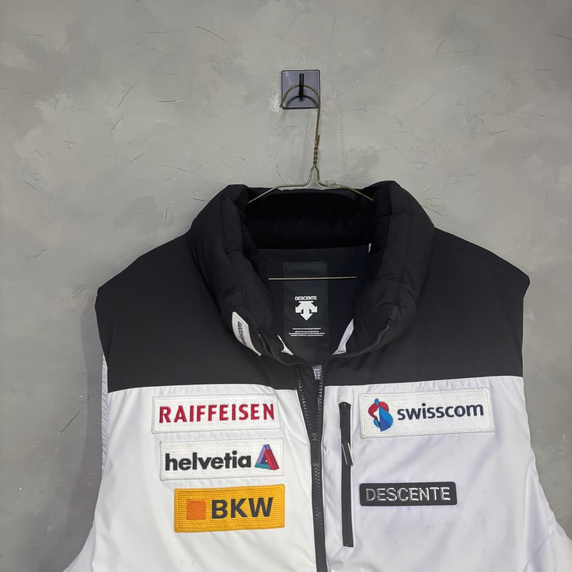 데상트 스위스 스키팀 덕다운 패딩 조끼 화이트 상품이미지2