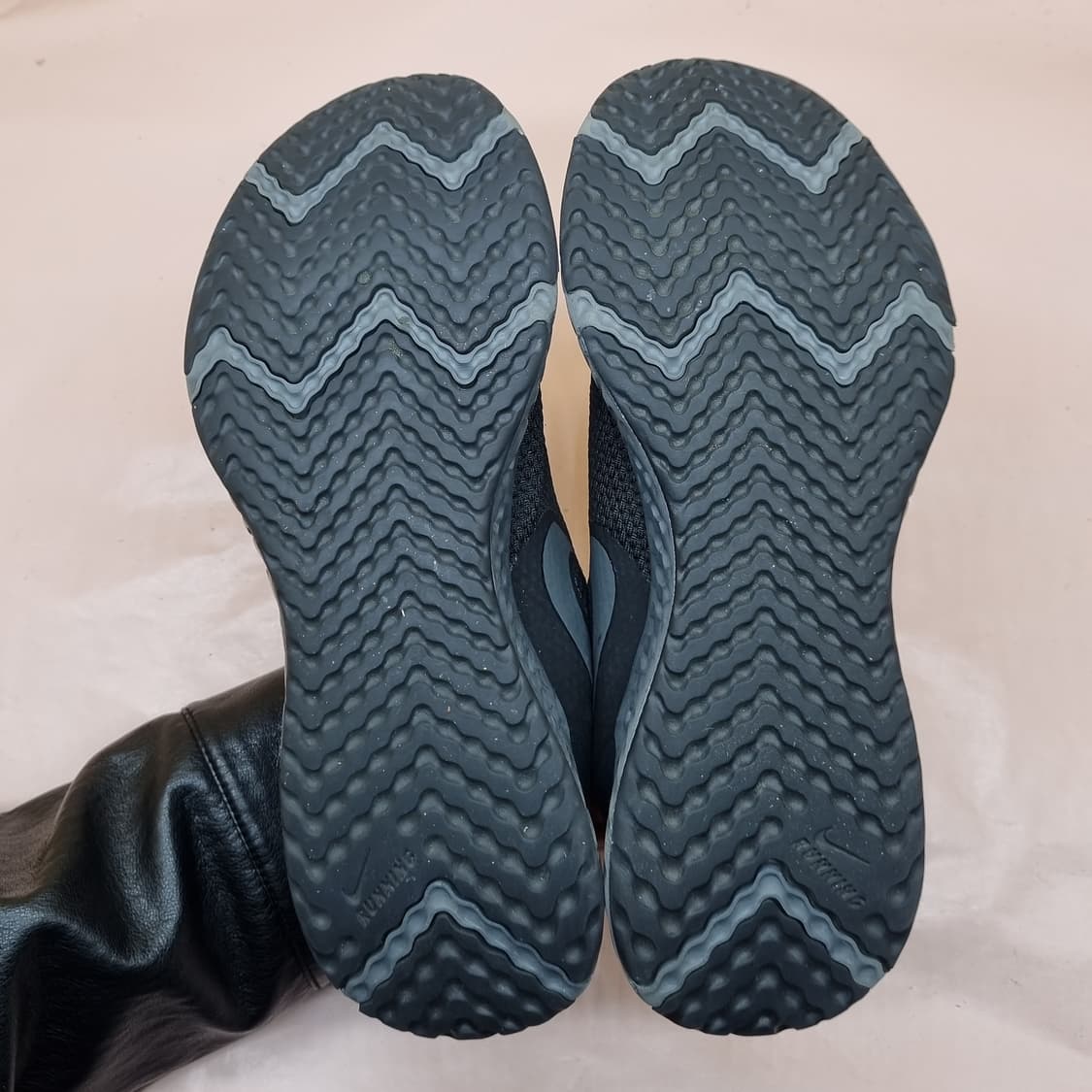 나이키 레볼루션5 블랙 여성운동화235 상품이미지3