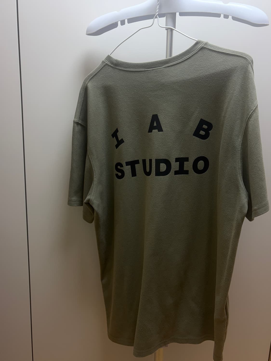 아이앱 IAB Studio 올리브 그린 반팔 상품이미지3