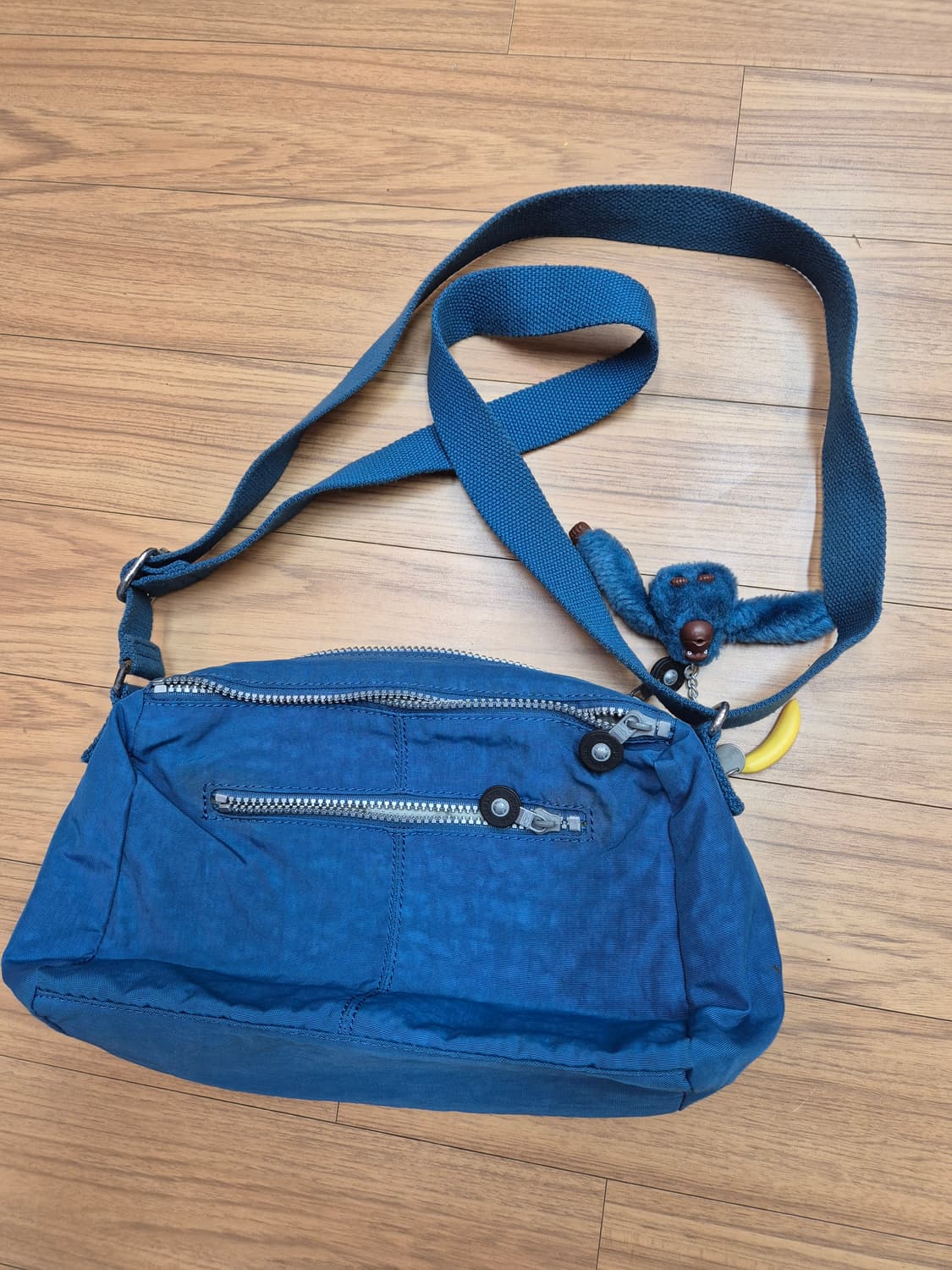 키플링 파란색 크로스백 판매합니다. 가벼운 재질이라서 어깨에 부담이 덜합 상품이미지2