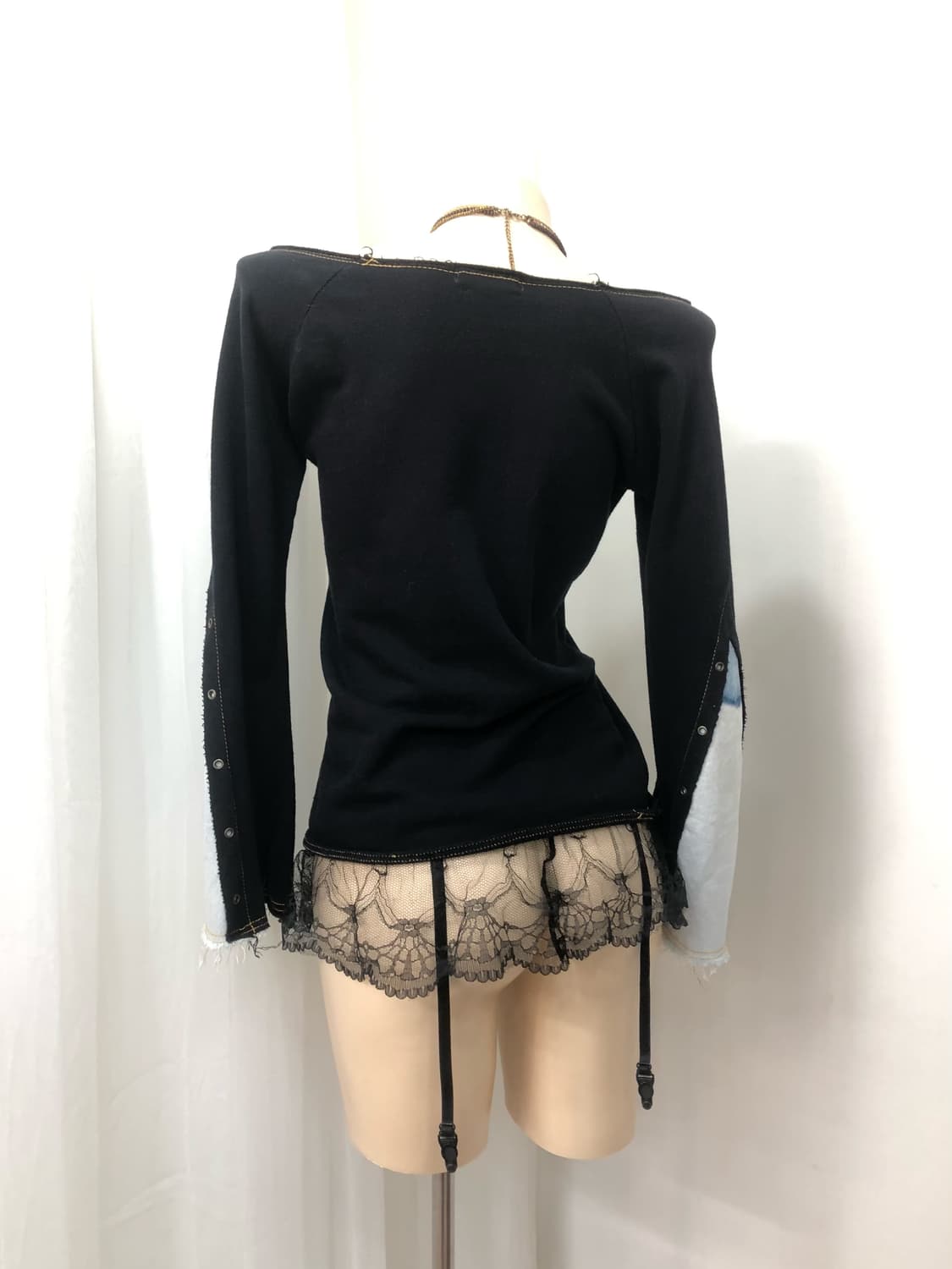 navy denim patch eyelet off shoulder top 상품이미지3