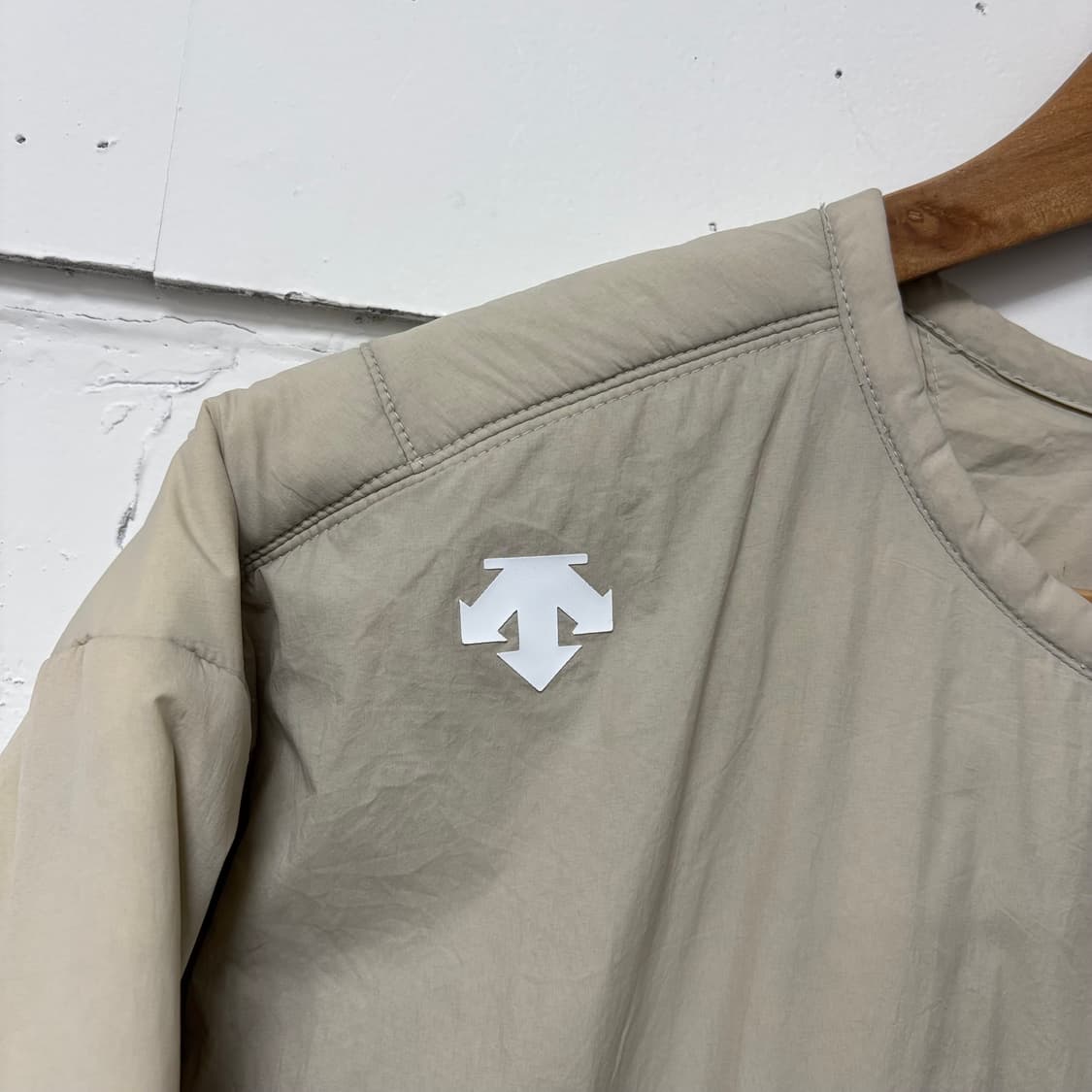 데상트 베이지 패딩 웜업 맨투맨 상품이미지3