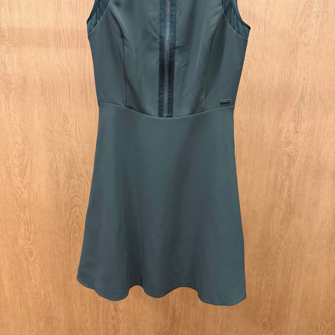 아르마니 익스체인지 슬리브리스 원피스 프론트 지퍼 메탈 로고 디테일 차콜 상품이미지5