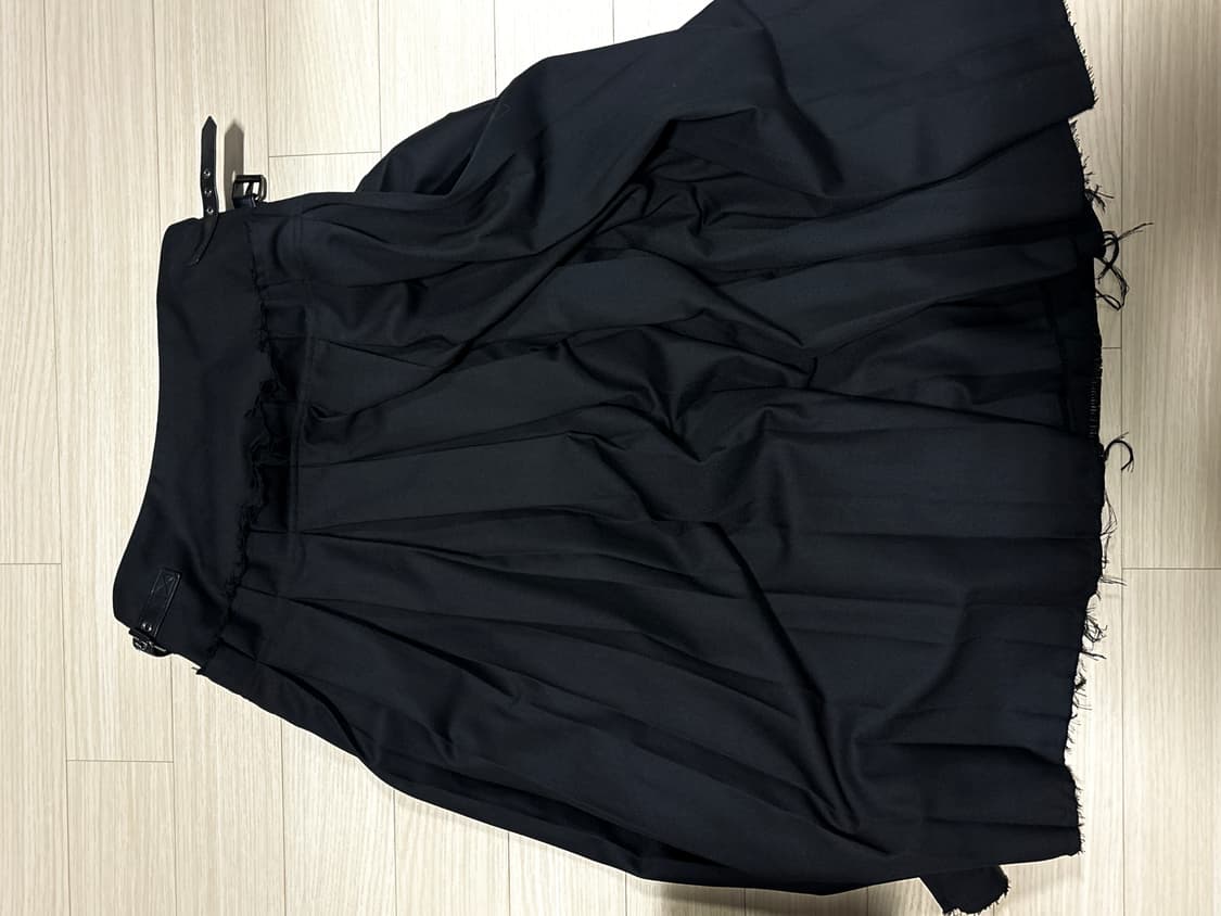 밀로우먼 버클 플리츠 스커트 블랙 상품이미지5