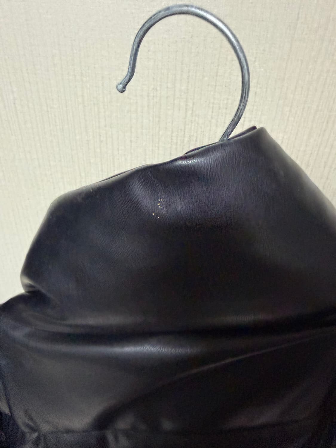 빈티지 크롭 레더 숏 패딩 유광 블랙 상품이미지4