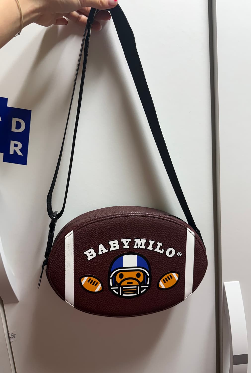 베이프마일로 럭비공 가방 팝니다  상품이미지1
